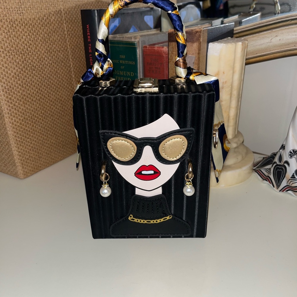 Stylish Women's Handbag with Graphic Design - Picture 4 of 9